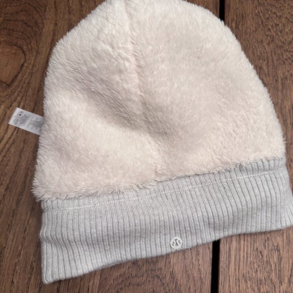 Sweet and Sherpa Beanie Heathered Core Ultra Light Grey - Picture 3 of 5